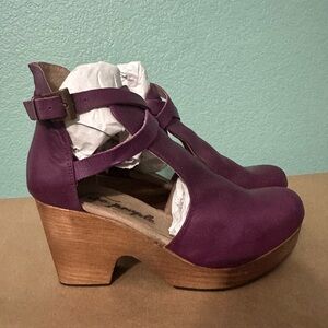 Free People Cedar Clogs – Goji Berry Leather (Size 39 / US 8.5)